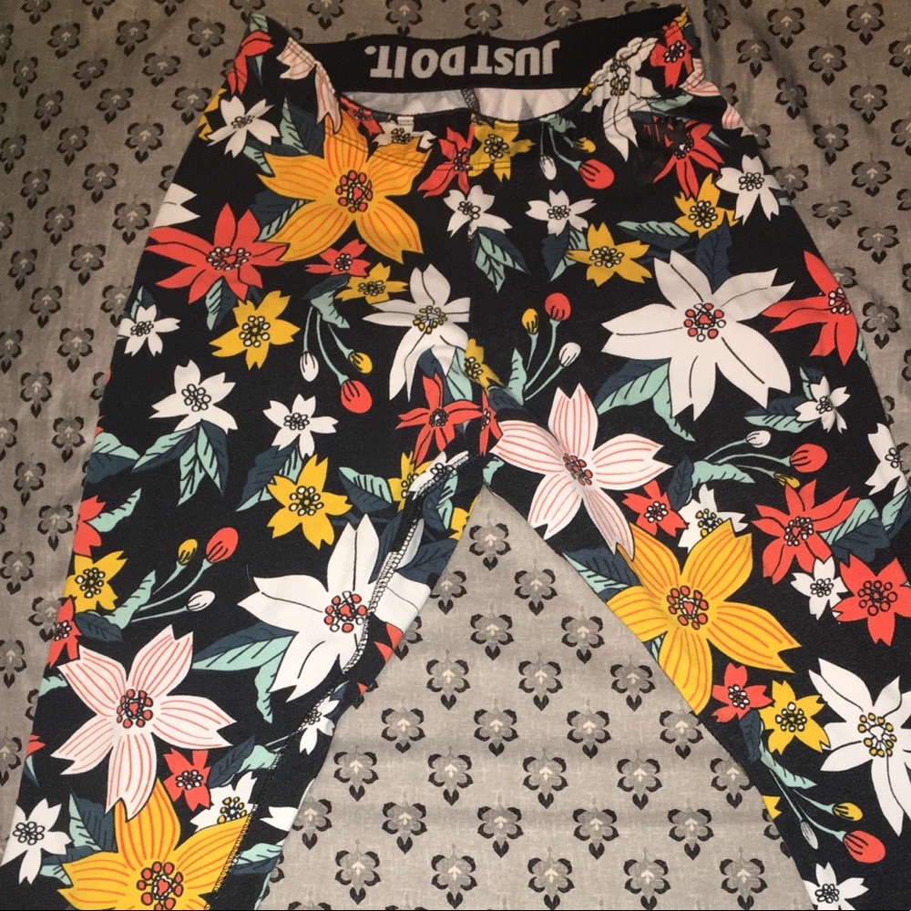 Floral Nike leggings🌸🌺🥀🌼 - Picture 1 of 3